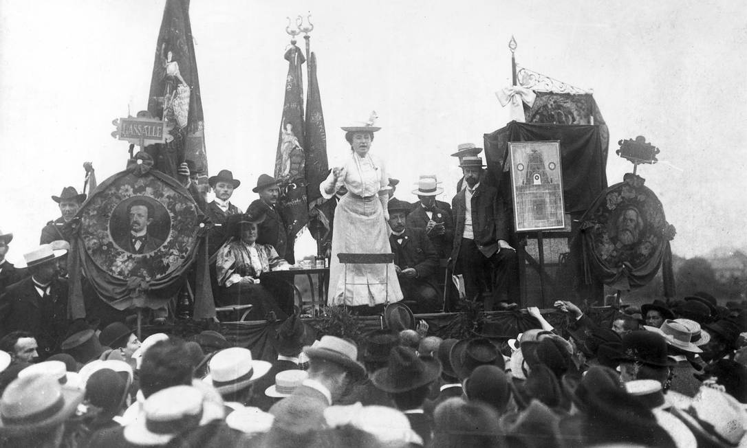 Rosa Luxemburgo discursa na 2ª Internacional, em 1907 na cidade de Sttugart, Alemanha Foto: ullstein bild Dtl. / ullstein bild via Getty Images