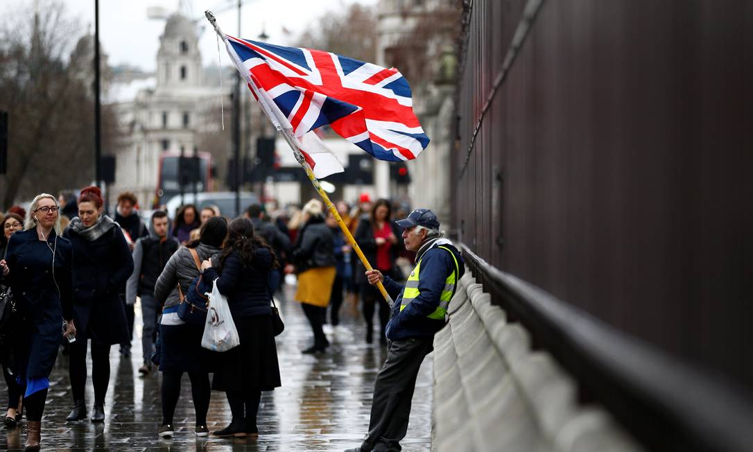 Um defensor solitário do Brexit do lado de fora do Parlamento britânico Foto: HENRY NICHOLLS / REUTERS