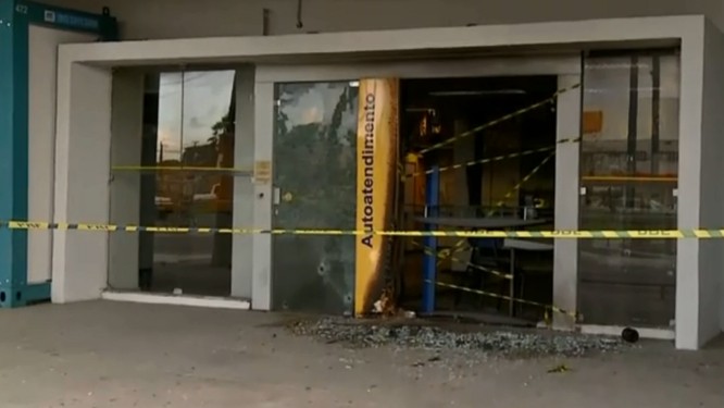 Agência bancária destruída por bandidos na madrugada desta quarta-feira, em Fortaleza Foto: Reprodução / TV Globo