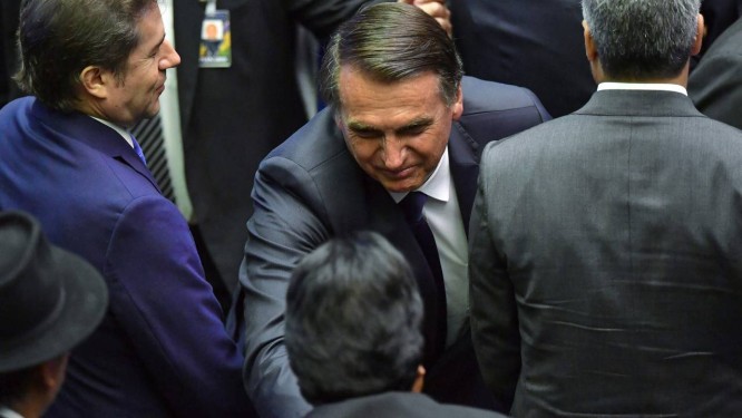 Presidente do Brasil, Jair Bolsonaro cumprimenta líder boliviano, Evo Morales, durante posse em Brasília Foto: NELSON ALMEIDA / AFP