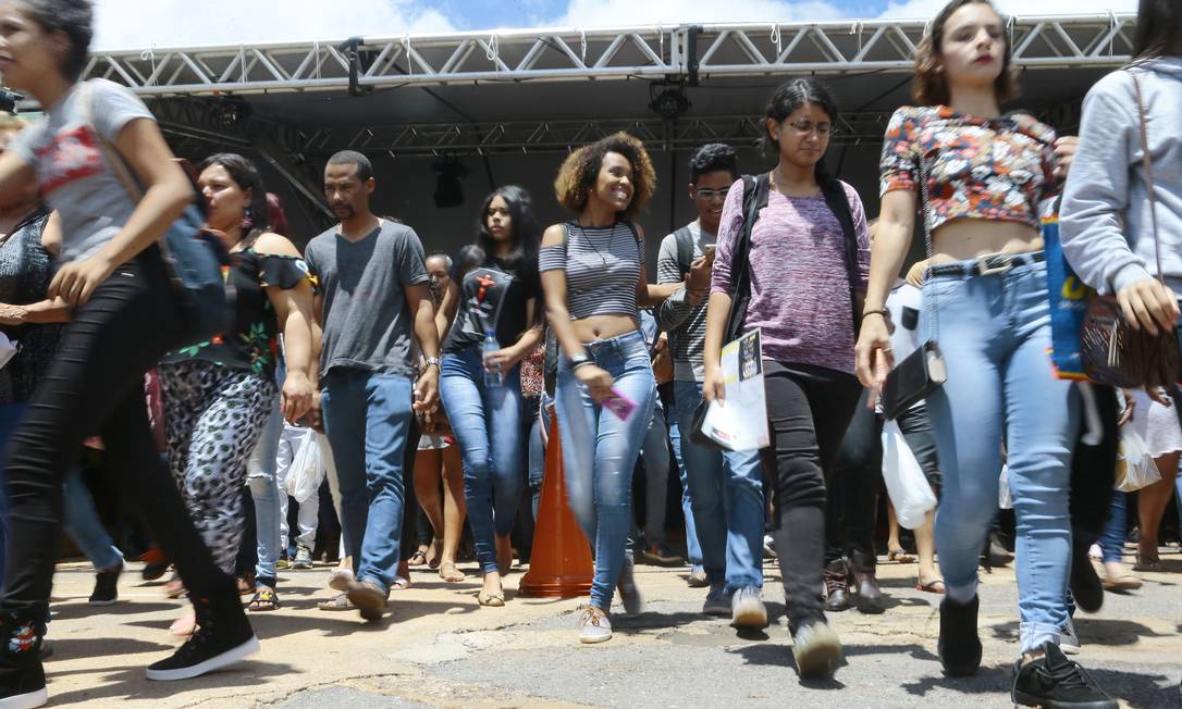 Estudantes chegam para as provas do Enem 2018 na Uniceub, em Brasília Foto: Jorge William - 11-11-2018 / Agência O Globo
