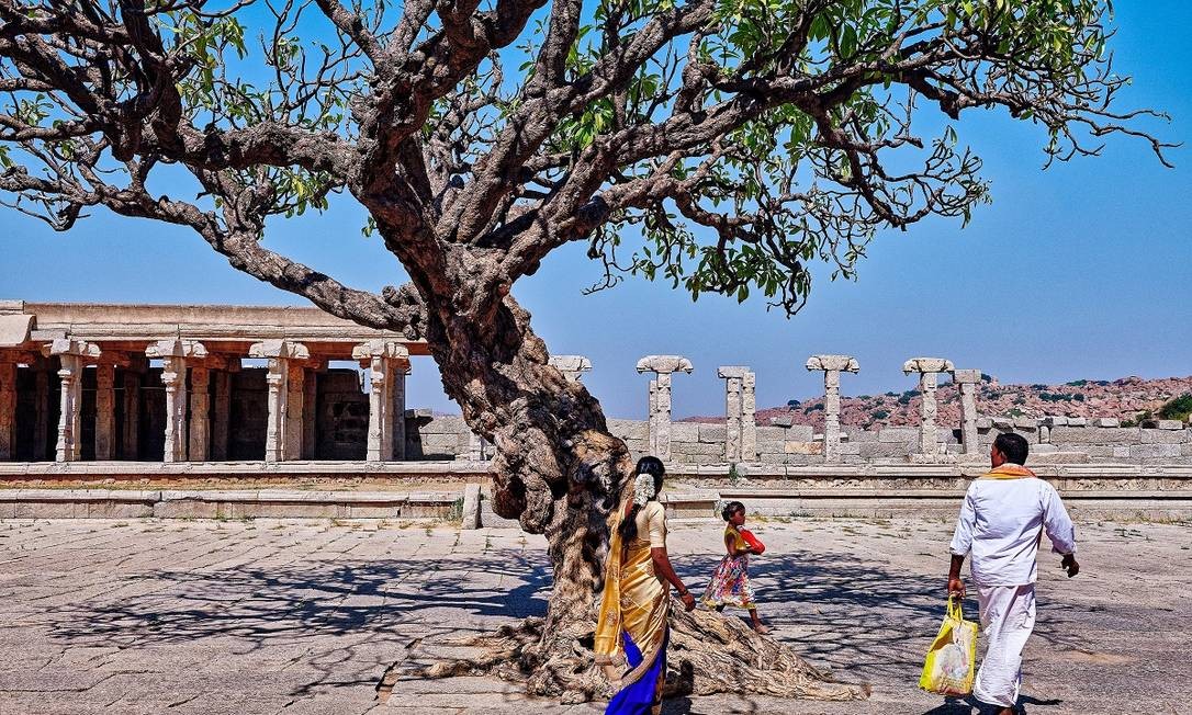 Pessoas visitam o Templo Vittala, em Hampi, cidade no sudoeste da Índia que, graças a novos voos, está mais acessível aos turistas Foto: Poras Chaudhary / The New York Times