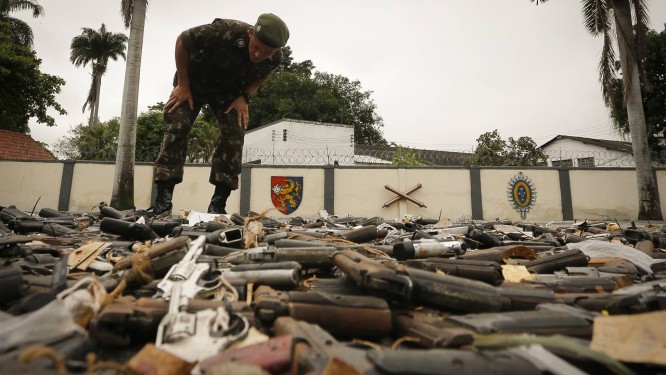 Militares destroem armas apreendidas Foto: Pablo Jacob / AgÃªncia O Globo