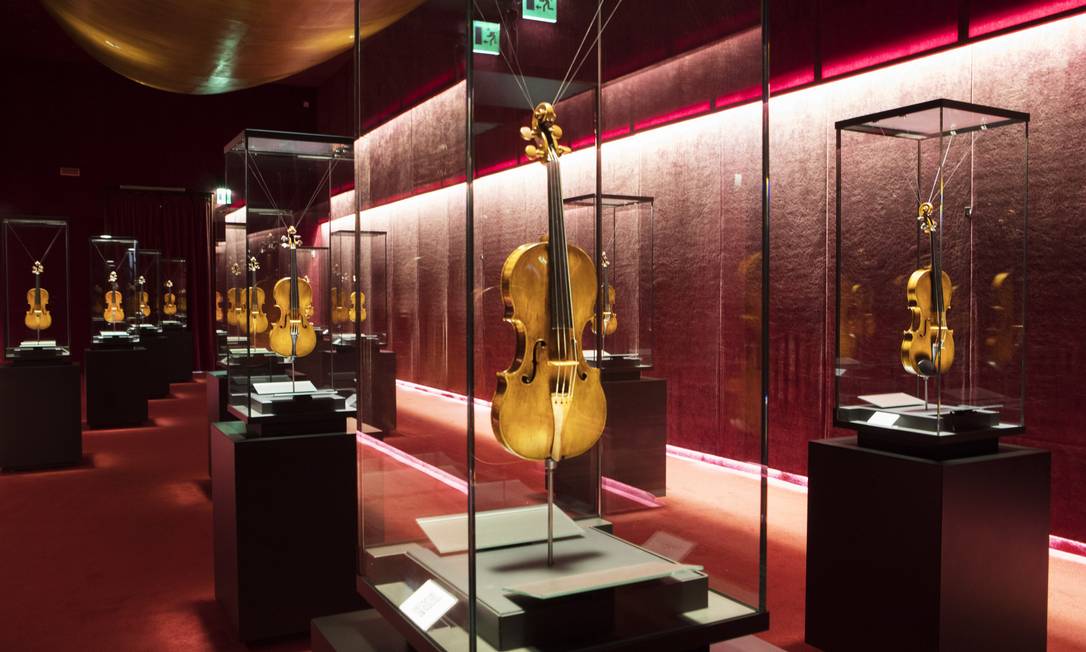 Violinos, violas e cellos criados por Antonio Stradivari, assim como violinos de Amati e Guarneri del Gesù, no Museo del Violino, em Cremona, na Itália Foto: ISABELLA DE MADDALENA / NYT