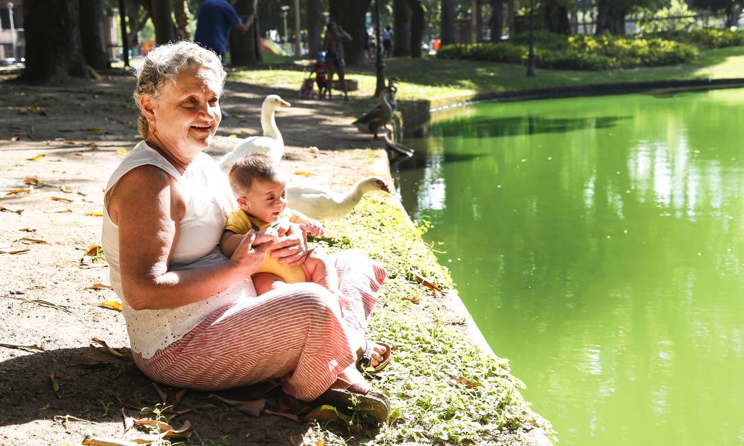 A professora Selma Zacman, com seu neto Gael; ela teve dengue, zika e chicungunha e sofreu até conseguir um diagnóstico correto Foto: Marcos Ramos / Agência O Globo