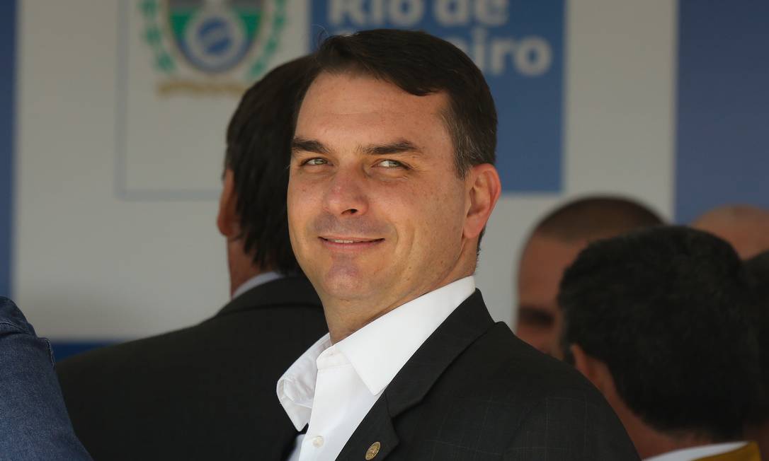 O deputado estadual e senador eleito Flávio Bolsonaro participa de inauguração de escola Foto: Pablo Jacob/Agência O Globo/17-12-2018