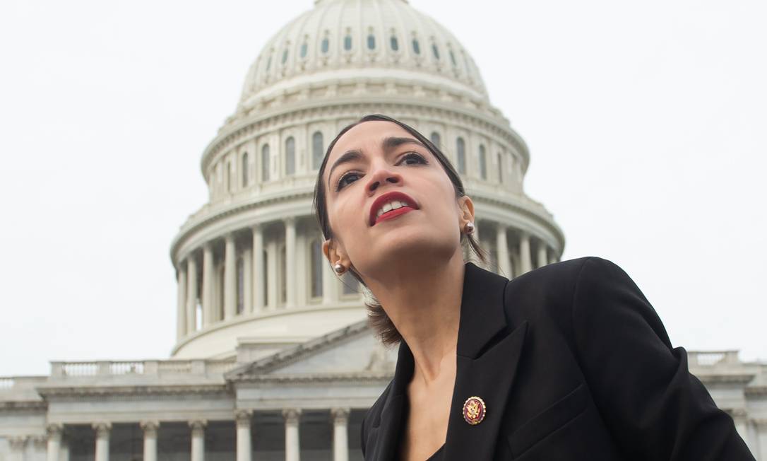 Congressista democrata Alexandria Ocasio-Cortez, em frente ao Capitólio, em Washington Foto: SAUL LOEB / AFP