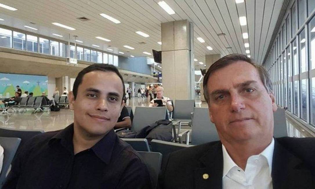 Carlos Bolsonaro atestou presença de assessor do pai