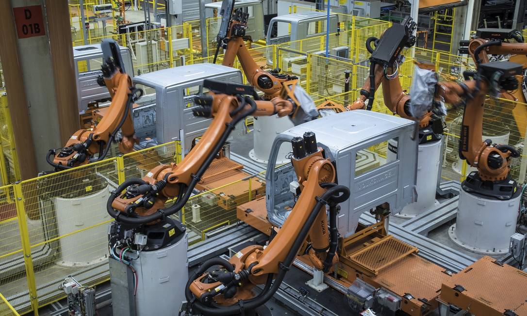 
Inovação. Robôs em ação na fábrica da MAN, em Resende: país ainda está atrasado na quarta revolução industrial
Foto: MALAGRINE /
Divulgação
