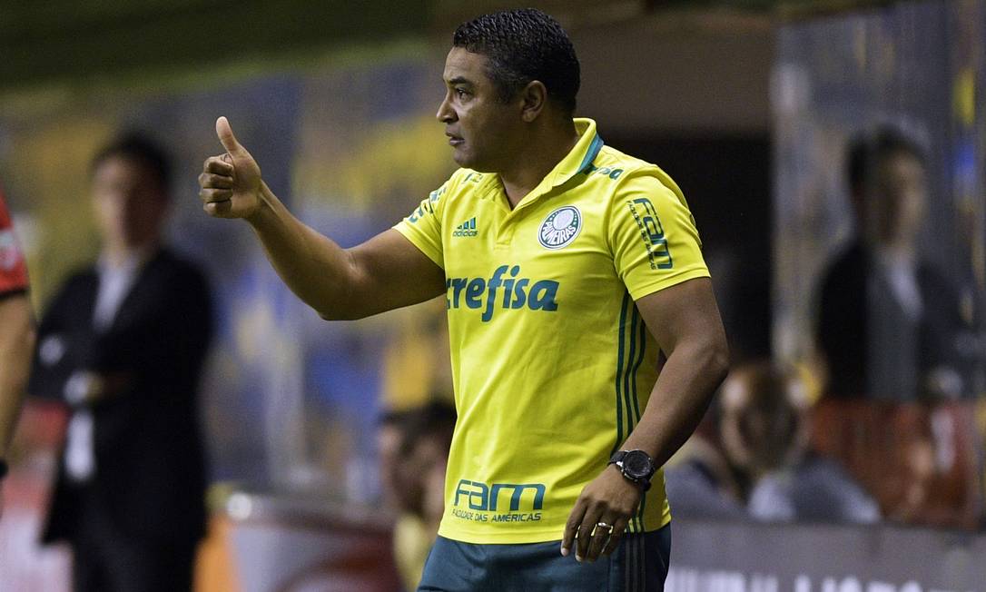 Roger Machado está sem clube desde que foi demitido do Palmeiras Foto: JUAN MABROMATA / AFP