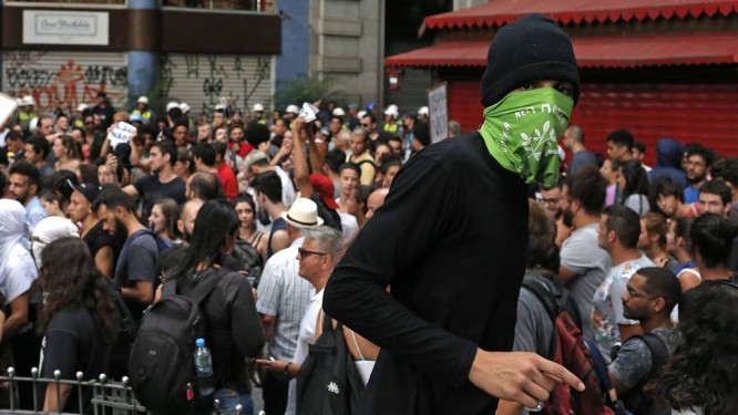 Jovem mascarado participa de protesto contra o aumento da tarifa de ônibus para R$ 2,30 no centro de São Paulo Foto: Edilson Dantas / Agência O Globo (10/01/2019)