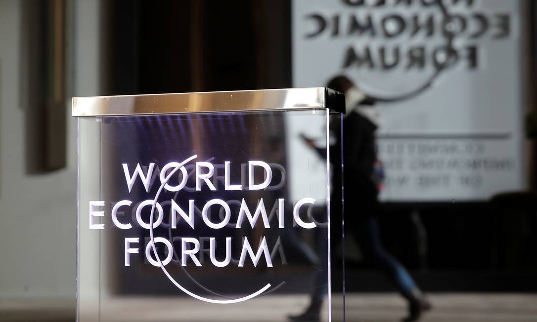 Placa do Fórum Econômico Mundial, que começa na terça-feira em Davos: relatório do FMI mostra que economia global enfraqueceu Foto: ARND WIEGMANN / REUTERS