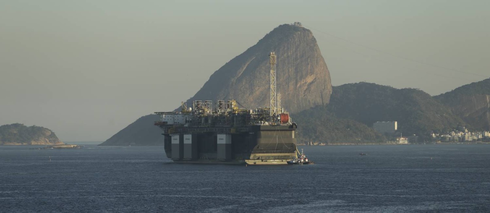 Nova escala. Plataforma P-67 na Baía de Guanabara: setor terá três leilões de petróleo este ano, incluindo áreas no pré-sal Foto: Antonio Scorza / Antonio Scorza