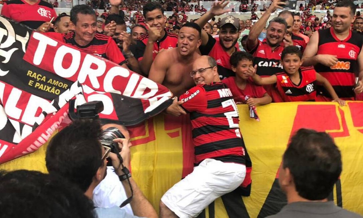 Na estreia do Flamengo no Campeonato Carioca, Witzel não só foi ao jogo no Maracanã, como vestiu a camisa e caiu nos braços da torcida Foto: Juliana Ramos / Governo do Rio / Divulgação