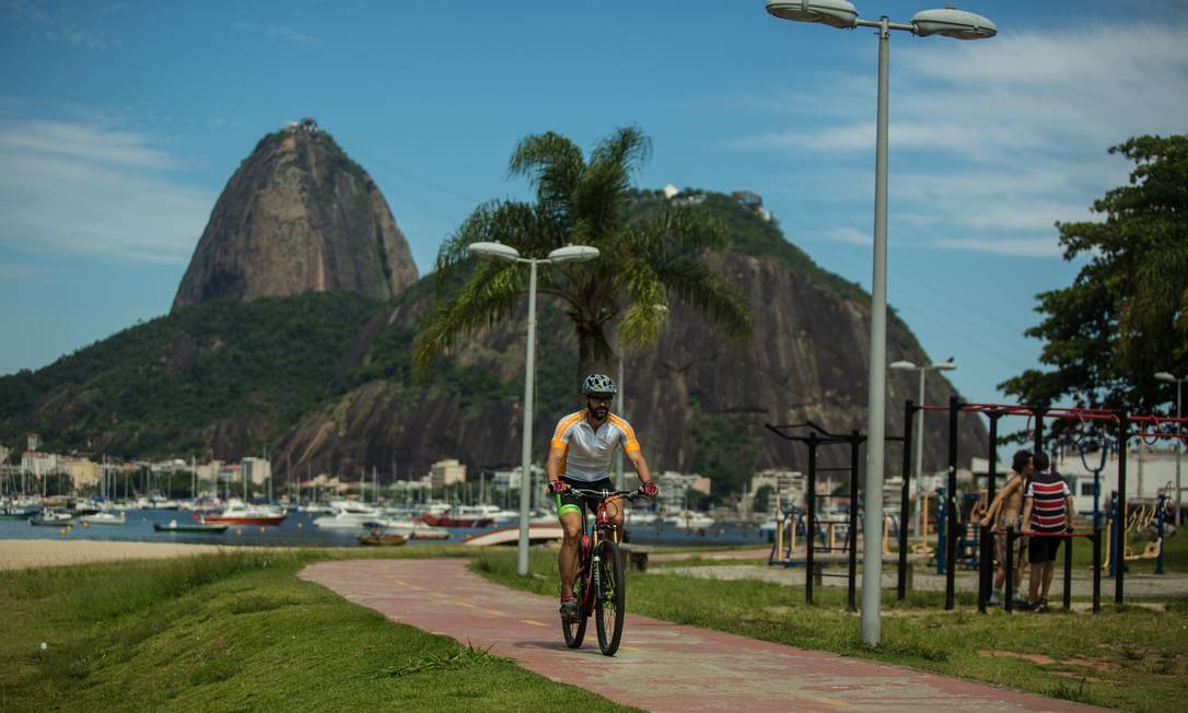 Vinicius Zimbra pedala na Enseada de Botafogo: ‘Aqui não há planejamento' Foto: Brenno Carvalho