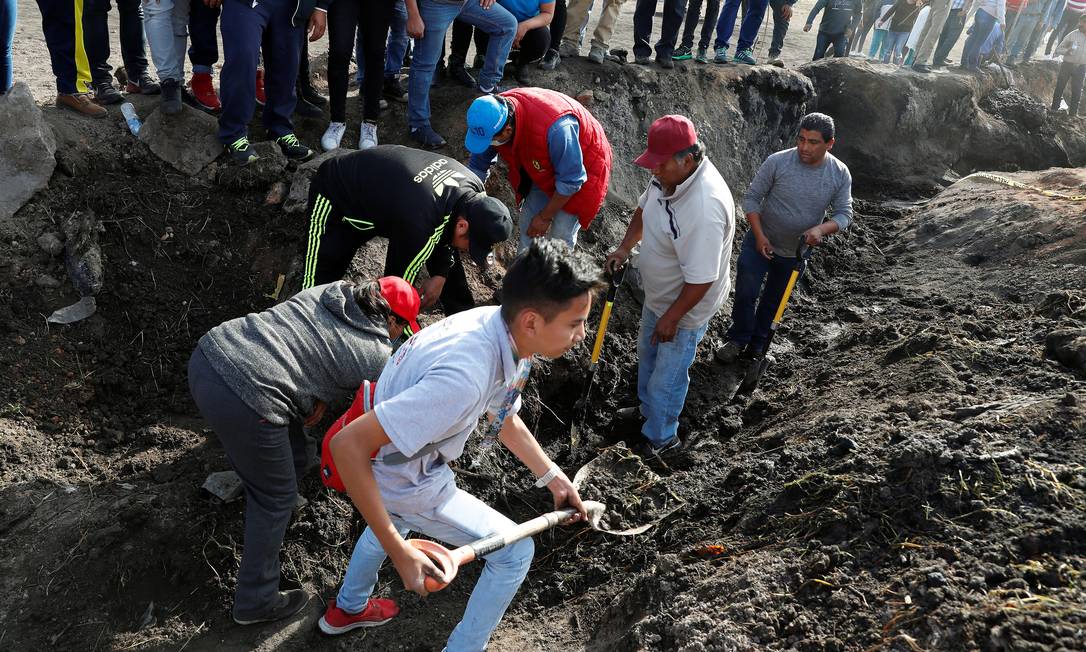 Moradores buscam restos mortais e objetos que ajudem na identificação de vítimas após explosão em Tlahuelilpan Foto: HENRY ROMERO / REUTERS