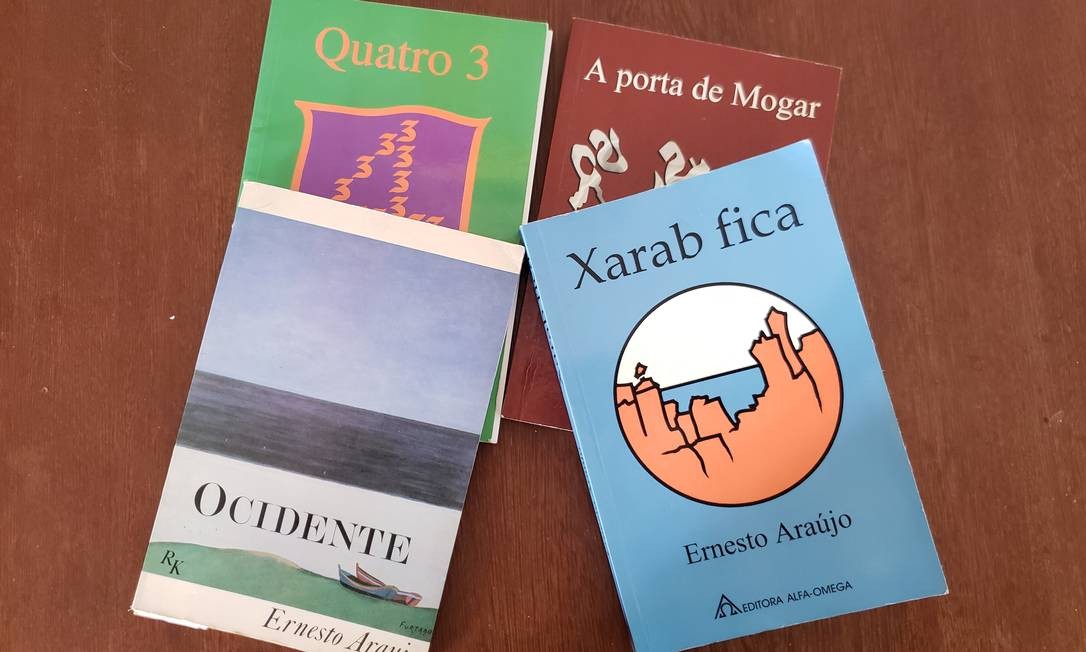 Os livros de ficção do chanceler Ernesto Araújo: fantasia que beira a incompreensão Foto: Guilherme Amado / Agência O Globo