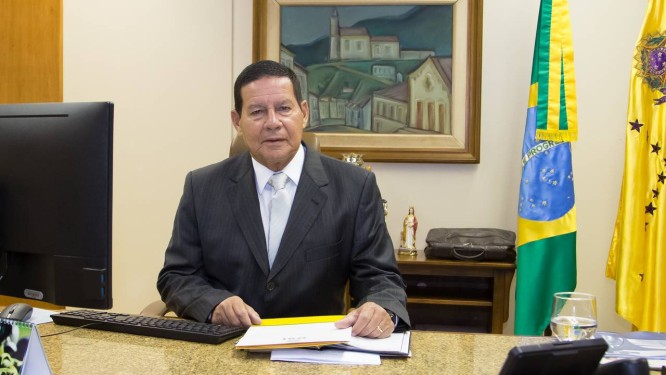 O presidente em exercício, Hamilton Mourão, em seu gabinete Foto: Romério Cunha/Vice-Presidência