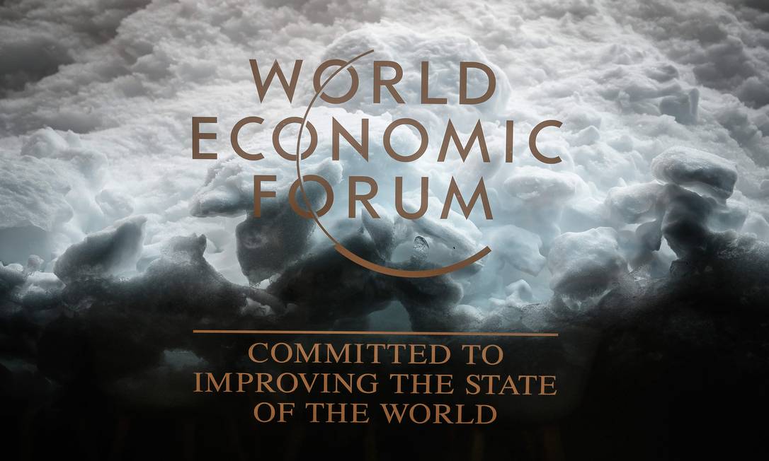 Placa do Fórum Econômico Mundial, que começa na terça-feira em Davos: relatório do FMI mostra que economia global enfraqueceu Foto:
FABRICE COFFRINI
/
AFP
