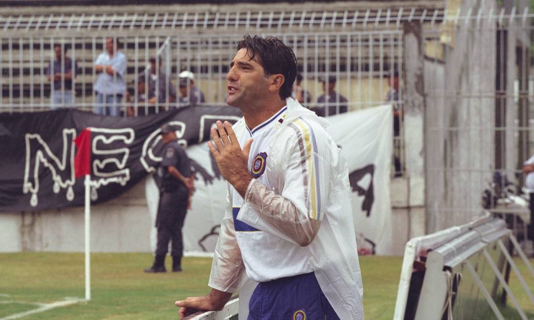 Renato Gaúcho comanda o Madureira contra o Vasco, em 2001 Foto: Eurico Dantas / Agência O Globo