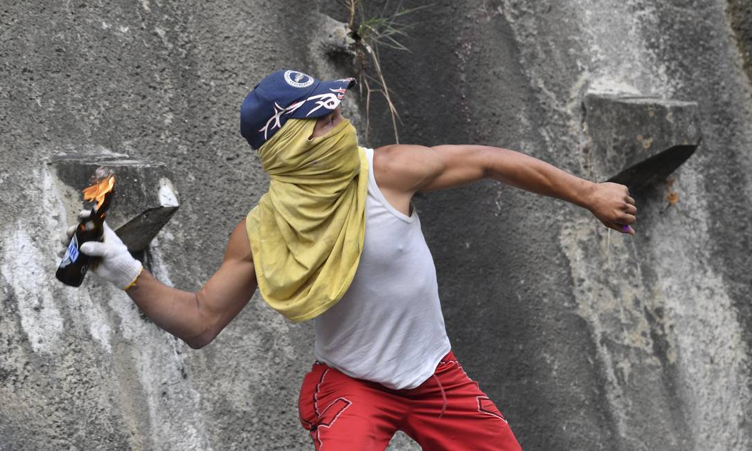 Manifestante contra o governo da Venezuela durante confronto com policiais em Cotiza, no norte de Caracas Foto: YURI CORTEZ / AFP