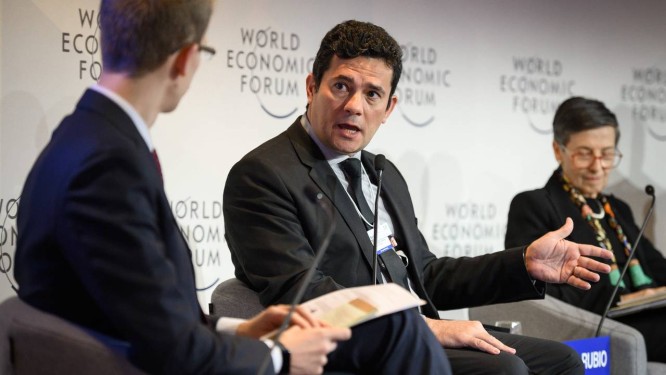 O ministro da JustiÃ§a do Brasil, Sergio Moro (ao centro), participa de painel durante o FÃ³rum EconÃ´mico Mundial (WEF)
Foto: FABRICE COFFRINI / AFP