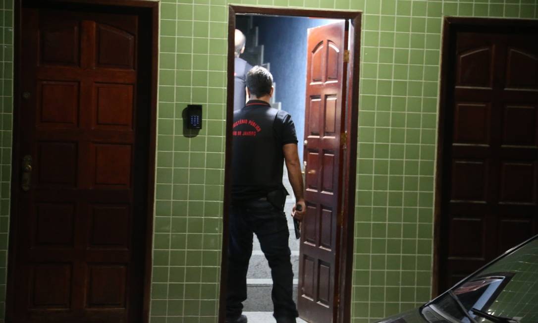 Agentes entram na casa do suspeito Manoel de Brito Batista, o Cabelo, um dos suspeitos do assassinato da vereadora Fabiano Rocha