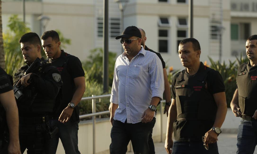 De boné e camisa branca, major Ronald Paulo Alves Pereira foi detido no começo da manhã Gabriel de Paiva