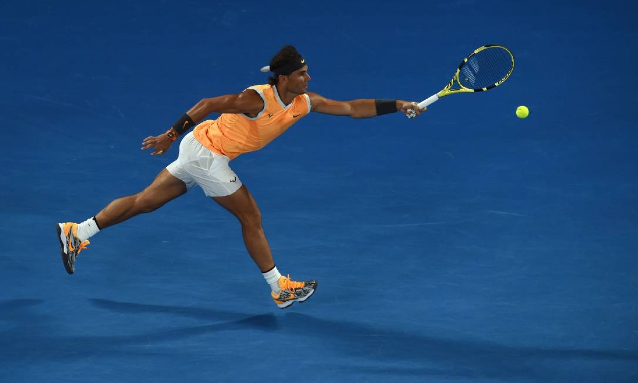 O espanhol Rafael Nadal rebate uma bola do americano Frances Tiafoe em partida válida pelas quartas de finais do Austrália Open Foto: GREG WOOD / AFP