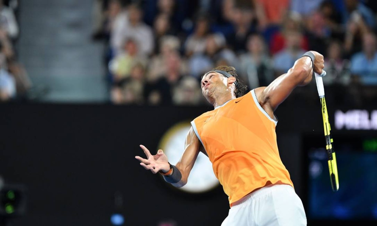 O espanhol Rafael Nadal saca contra o americano Frances Tiafoe em partida válida pelas quartas de finais do Austrália Open Foto: SAEED KHAN / AFP