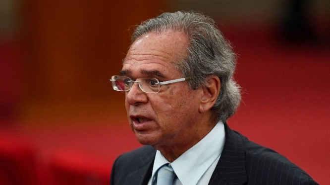 
O ministro da Economia, Paulo Guedes, também falou em um amplo programa de privatização “onde o Estado é grande, durante almoço com investidores
Foto: AFP