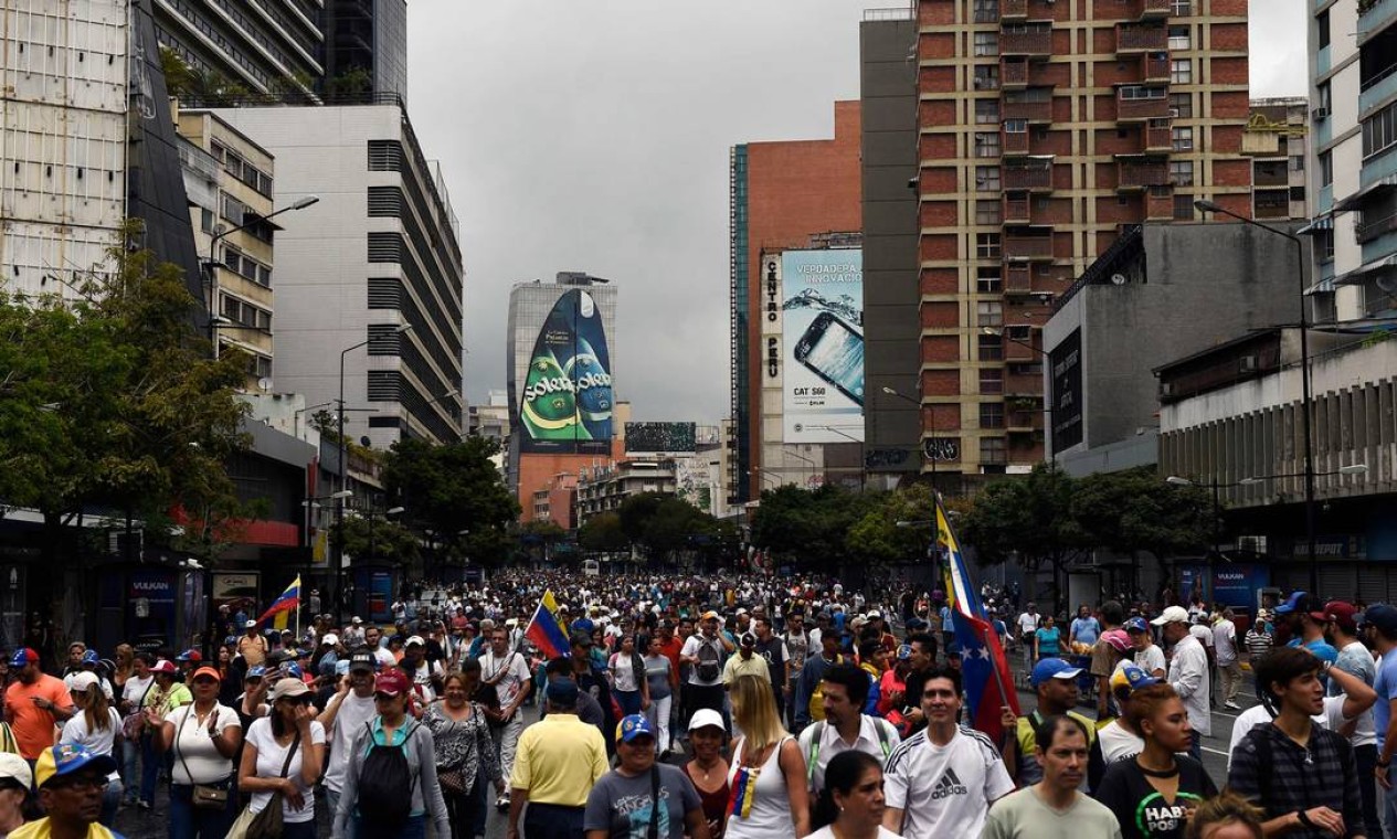 Em Caracas, manifestantes se concentram para marcha contra presidente; durante a madrugada anterior, quatro pessoas morreram em marchas na capital e outras localidades da Venezuela Foto: FEDERICO PARRA / AFP