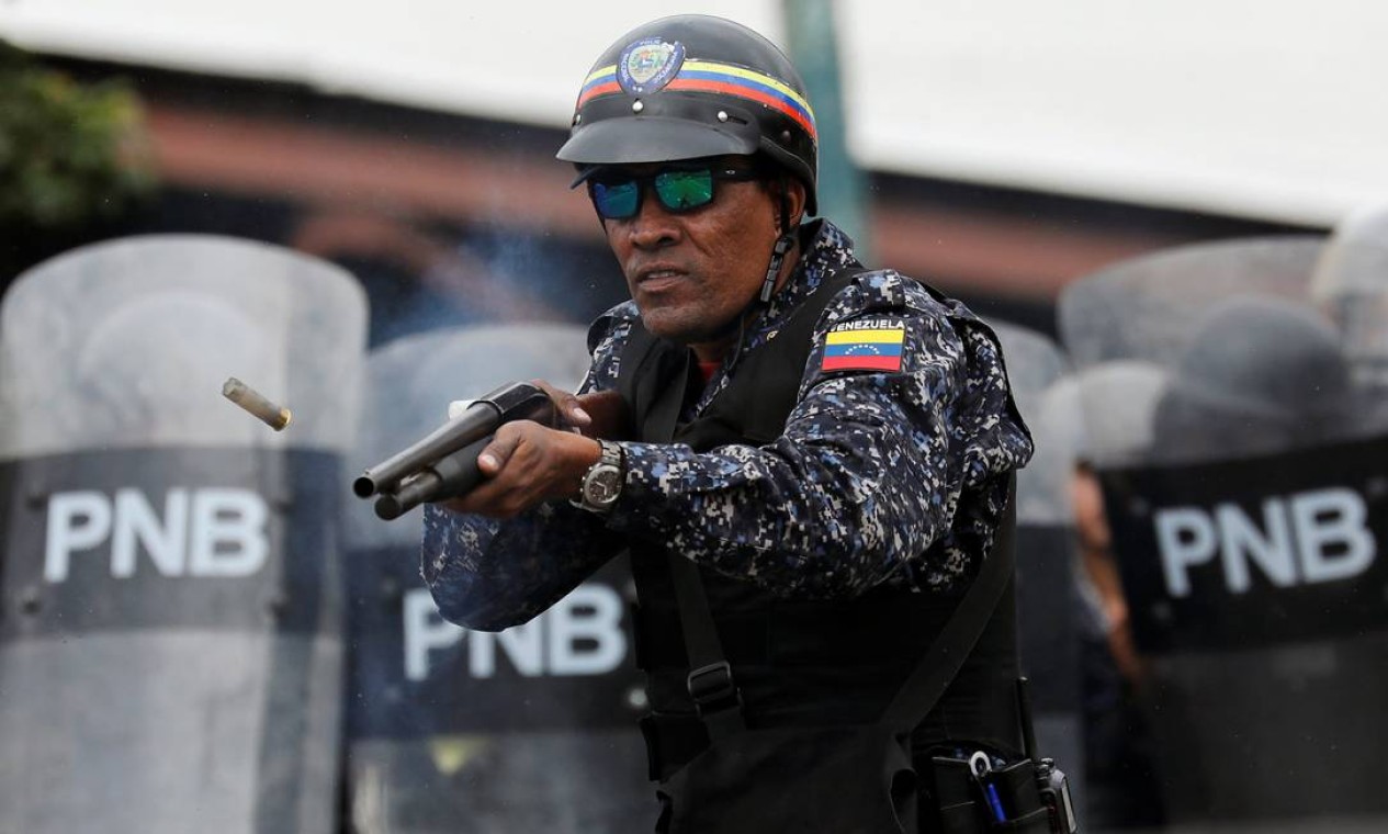 Policial dispara balas de borracha durante o protesto; durante a noite, houve mortos e feridos em repressão a protestos Foto: STRINGER / REUTERS