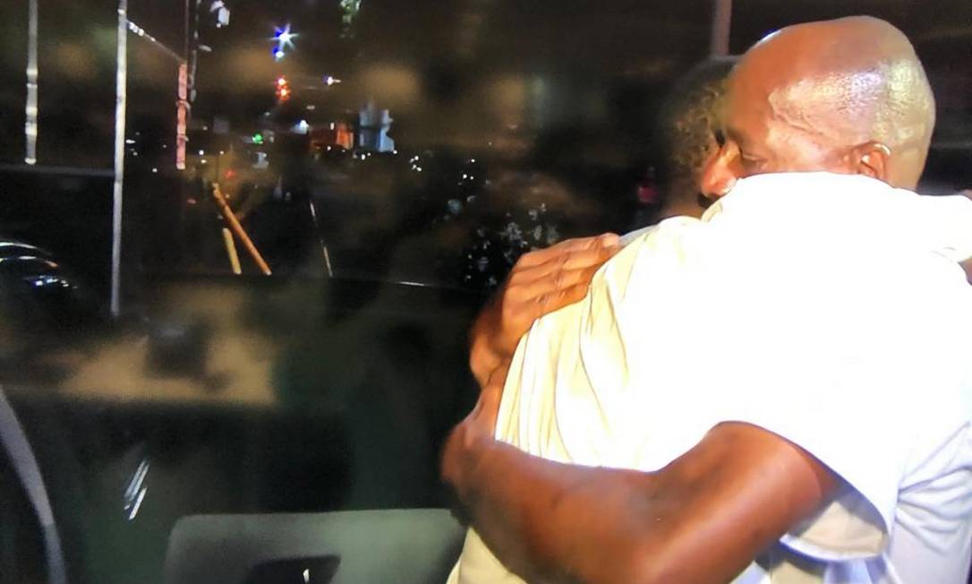 Jorge Benjamin abraça o filho Leonardo, após a soltura Foto: Reprodução TV Globo