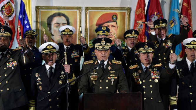 TOPSHOT - Cercado pelos comandantes militares, o ministro da Defesa Vladimir Padriño López reafirma seu apoio a Maduro Foto: LUIS ROBAYO / AFP