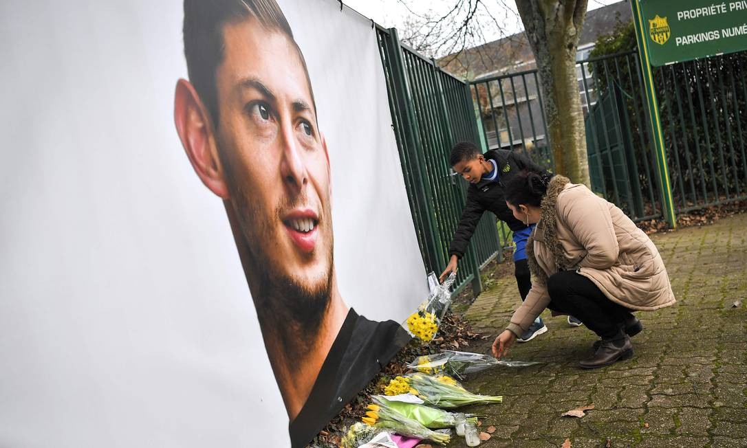 Em 24 de janeiro, a polícia terminou a busca do novo jogador da Premier League, Emiliano Sala, dizendo que as chances de encontrar o argentino vivo três dias depois de o avião ter desaparecido no Canalda Mancha foram "extremamente remotas" LOIC VENANCE / AFP