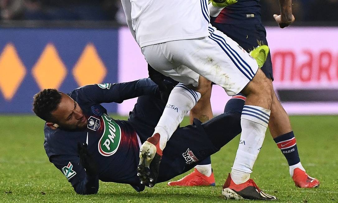 Uma, duas, três vezes. No jogo contra o Strasbourg, o meia tunisiano Moataz Zemzemi deu uma sequência de trancos em Neymar. Depois, o atacante brasileiro devolveu com uma lambreta em Zemzemi. Franck Fife / AFP