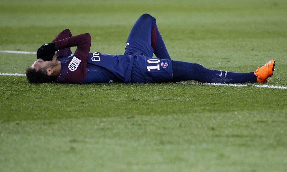 Torção e cirurgia. Em fevereiro de 2018, o craque torceu o tornozelo direito e passou por cirurgia. Logo após o fim da recuperação, Neymar defendeu o Brasil na Copa do Mundo de 2014. GEOFFROY VAN DER HASSELT / AFP