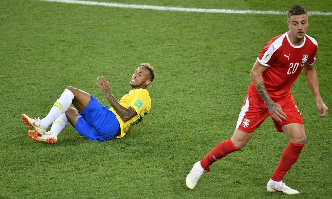 Pode vir que Neymar dribla. No jogo contra a Sérvia na última Copa do Mundo, o atacante também sofreu na mão dos defensores adversários. O estilo de jogo do atacante - de chamar a marcação e fazer dribles curtos - provocam o adversário. Alexander Nemenov / AFP