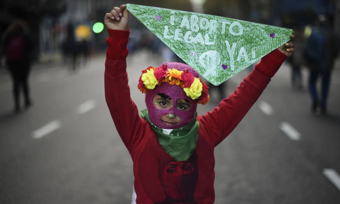 Em uma manifestação de rua em junho de 2018, uma criança segura um lenço verde, símbolo da campanha pró-legalização geral do aborto na Argentina Foto: EITAN ABRAMOVICH / AFP/04-06-2018