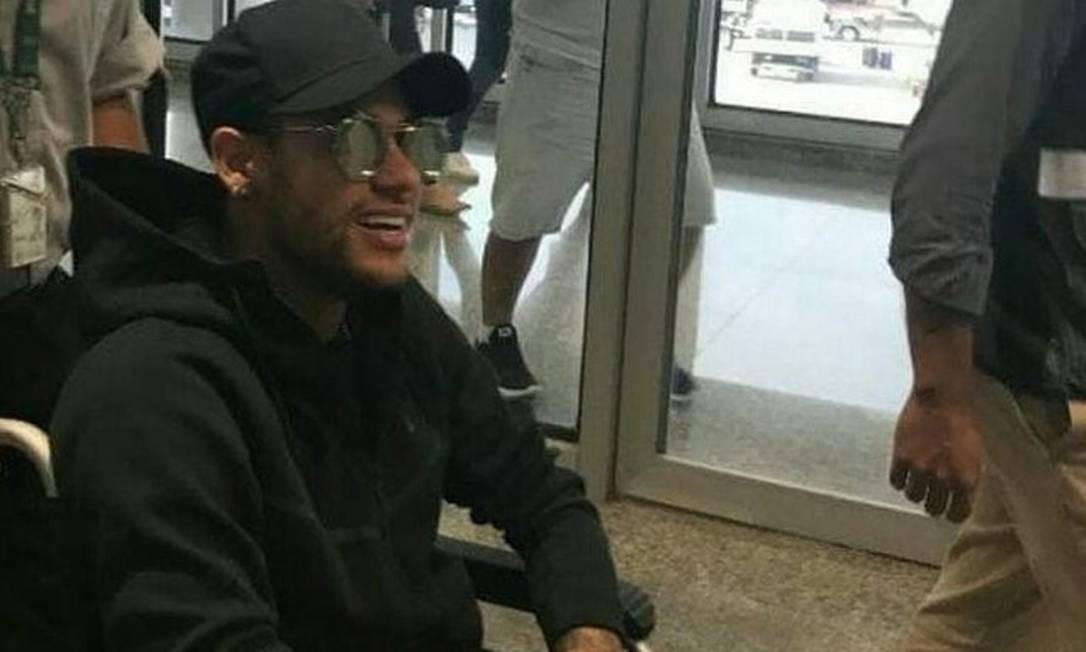 Chegada do jogador em Belo Horizonte para cirurgia. Neymar conseguiu se recuperar a tempo de disputar o último mundial pela seleção; foram três meses de recuperação. O médico da seleção e do Atlético Mineiro à época, Rodrigo Lasmar, disse que a lesão deixou o craque 'triste', mas convicto de que não havia outra alternativa. Claire Dornald Clauzel / AFP
