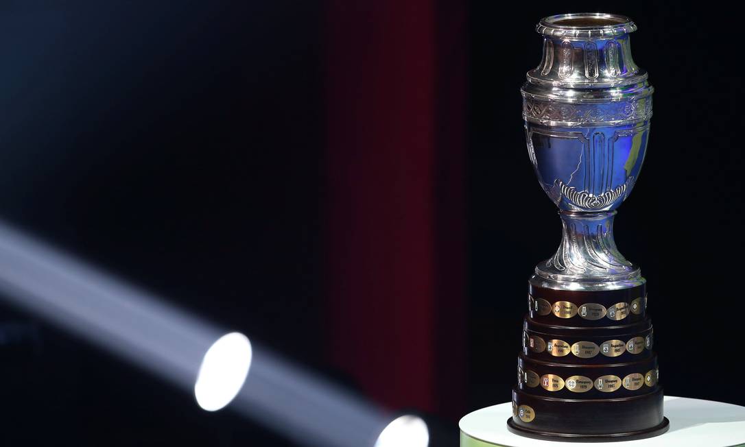Taça da Copa América exposta durante o sorteio Foto: SERGIO MORAES / REUTERS