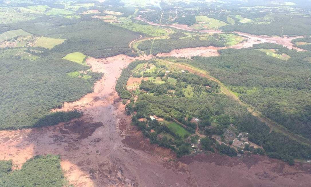Mar de lama com rejeitos tóxicos avançou sobre largas áreas de Brumadinho, na Região Metropolitana de BH Foto: Divulgação / Corpo de Bombeiros de Minas Gerais