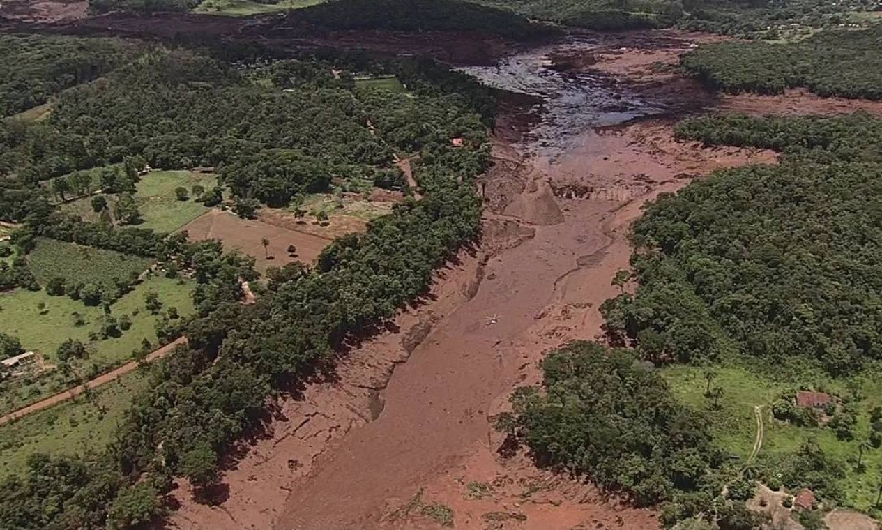 Barragem da Vale se rompe em Brumadinho, na região metropolitana de Belo Horizonte. Foto: Reprodução / Agência O Globo