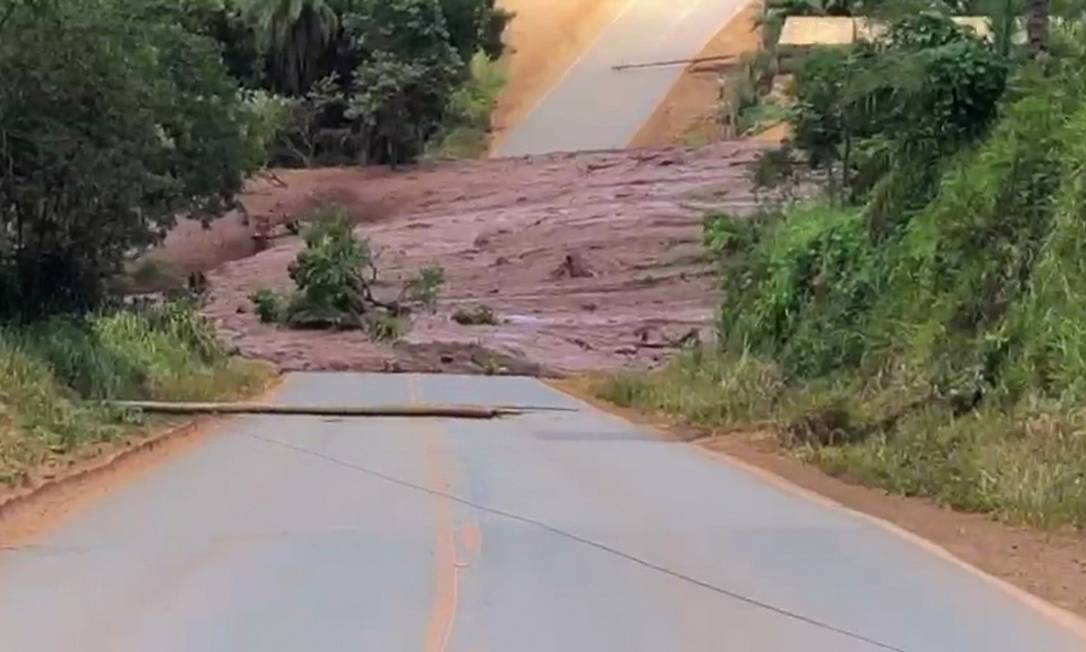 Mar de lama que vazou de barragem de rejeitos cruza estrada em Brumadinho (MG) Foto: Reprodução / TV Globo
