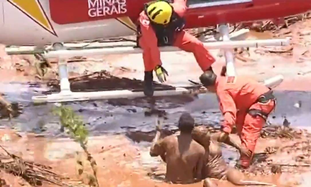 Vítimas cobertas de lama são resgatadas por helicóptero do Corpo dos Bombeiros de Minas Gerais em Brumadinho Reprodução / TV Record