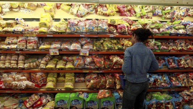 
Consumidora junto Ã  seÃ§Ã£o de pÃ£es em supermercado no Rio: pesquisadores defendem criaÃ§Ã£o de convenÃ§Ã£o-quadro das NaÃ§Ãµes Unidas similar Ã  adotada contra o tabaco para controlar indÃºstria alimentar
Foto: Urbano Erbiste/03-05-2016
