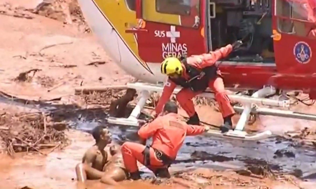 Equipe dos Bombeiros de Minas socorre vítima do rompimento da barragem da Vale em Brumadinho Foto: Reprodução / TV Record /  