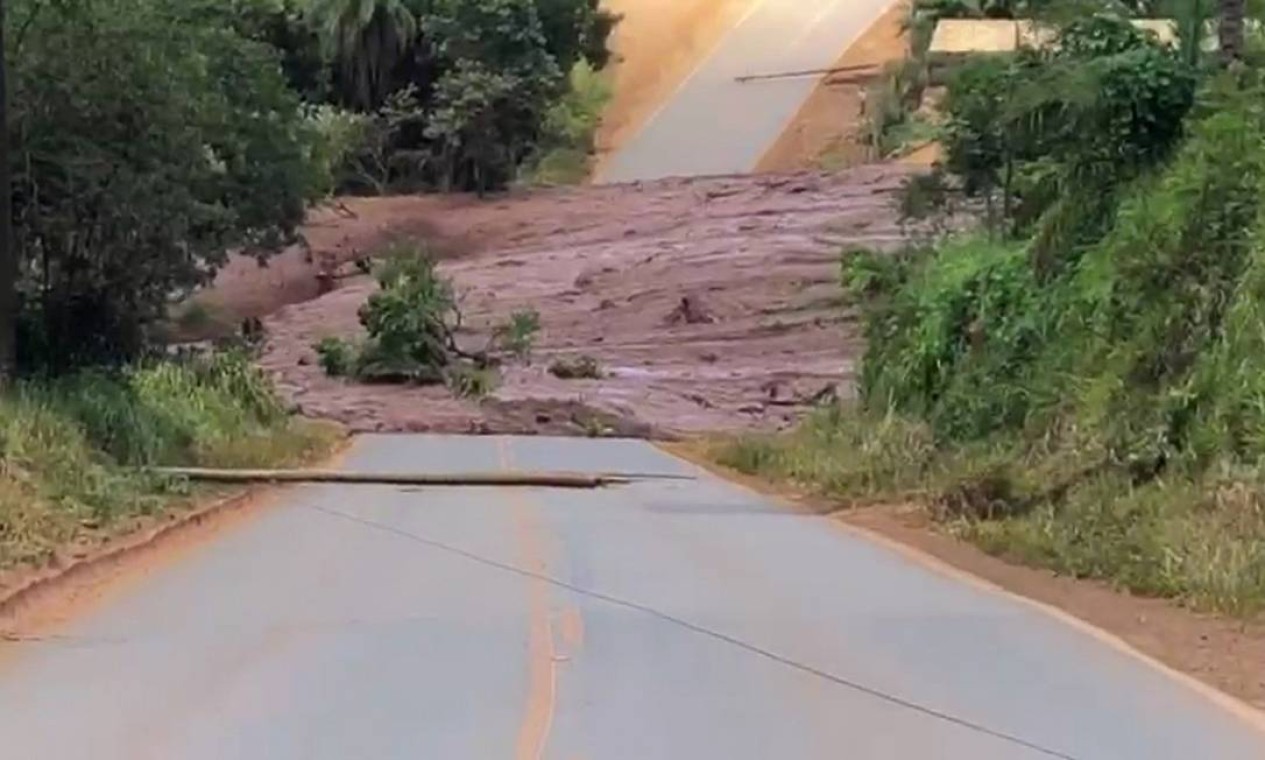 Lama de rejeitos de mineração atravessa estrada após rompimento de barragem em Brumadinho (MG), na Região Metropolitana de Belo Horizonte Foto: Reprodução / Agência O Globo