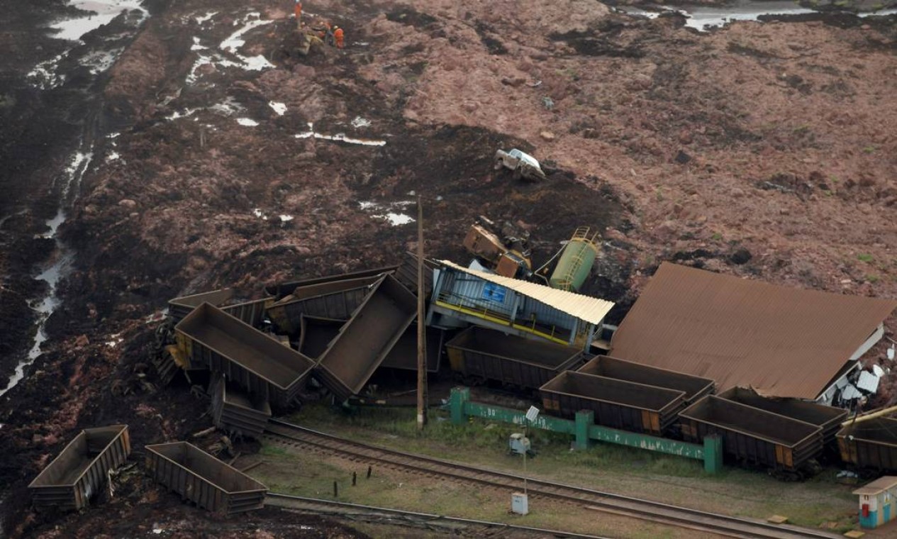 A lama também atingiu área ferroviária da mineradora Foto: WASHINGTON ALVES / REUTERS